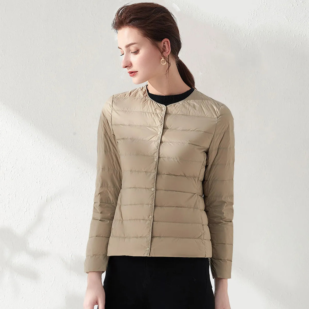 W&W Mode | Leichte, kragenlose und figurbetonte Steppjacke für Frauen