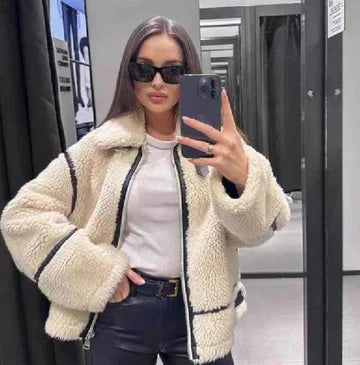 Damen Teddyjacke mit Kontrastdetails und praktischen Taschen