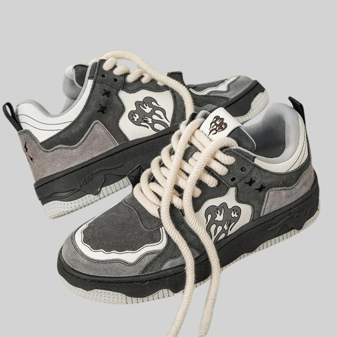 Sportliche Sneaker mit flachem Schaft und Gummisohle