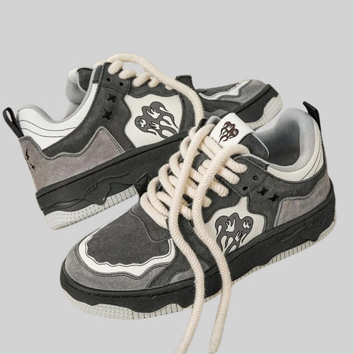 Sportliche Sneaker mit flachem Schaft und Gummisohle