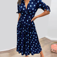 Kleid mit tiefem V-Ausschnitt und Polka Dots
