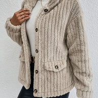 Doppelseitige Strickjacke mit Samtknöpfen