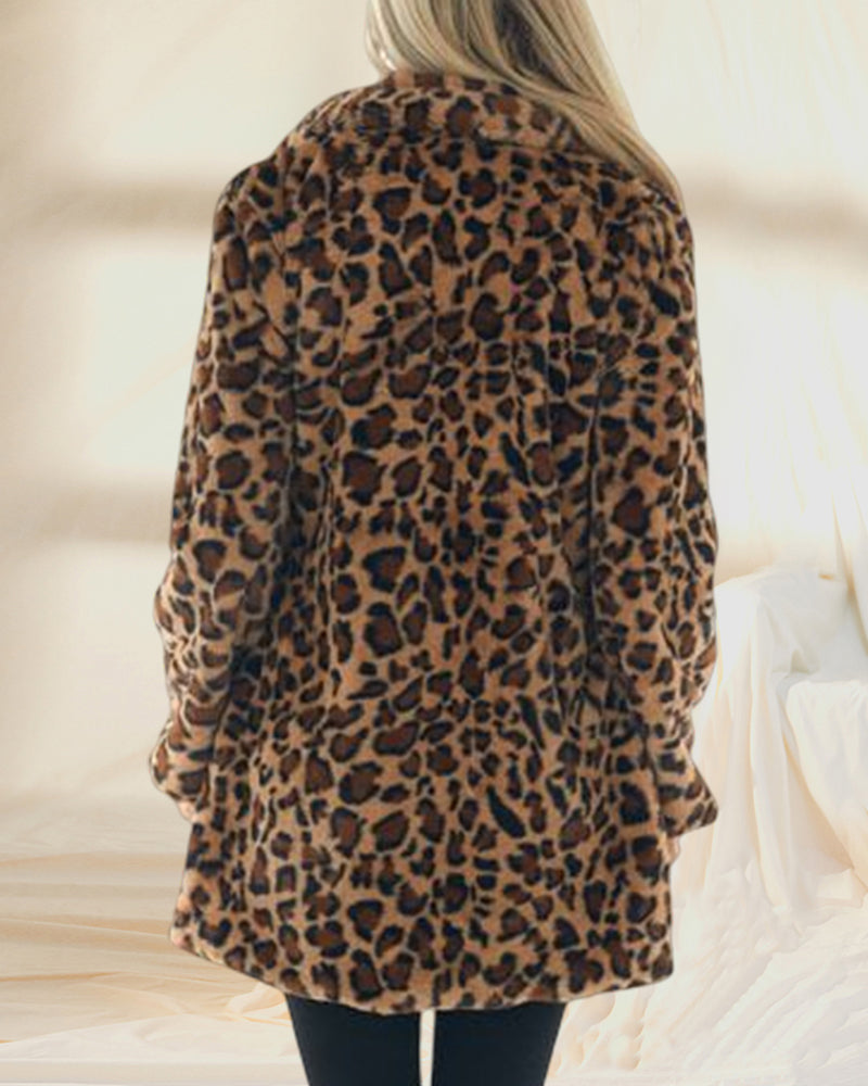 WildElegance: Plüschjacke mit Leopardenmuster