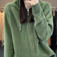 – Gestrickte Strickjacke mit Kapuze