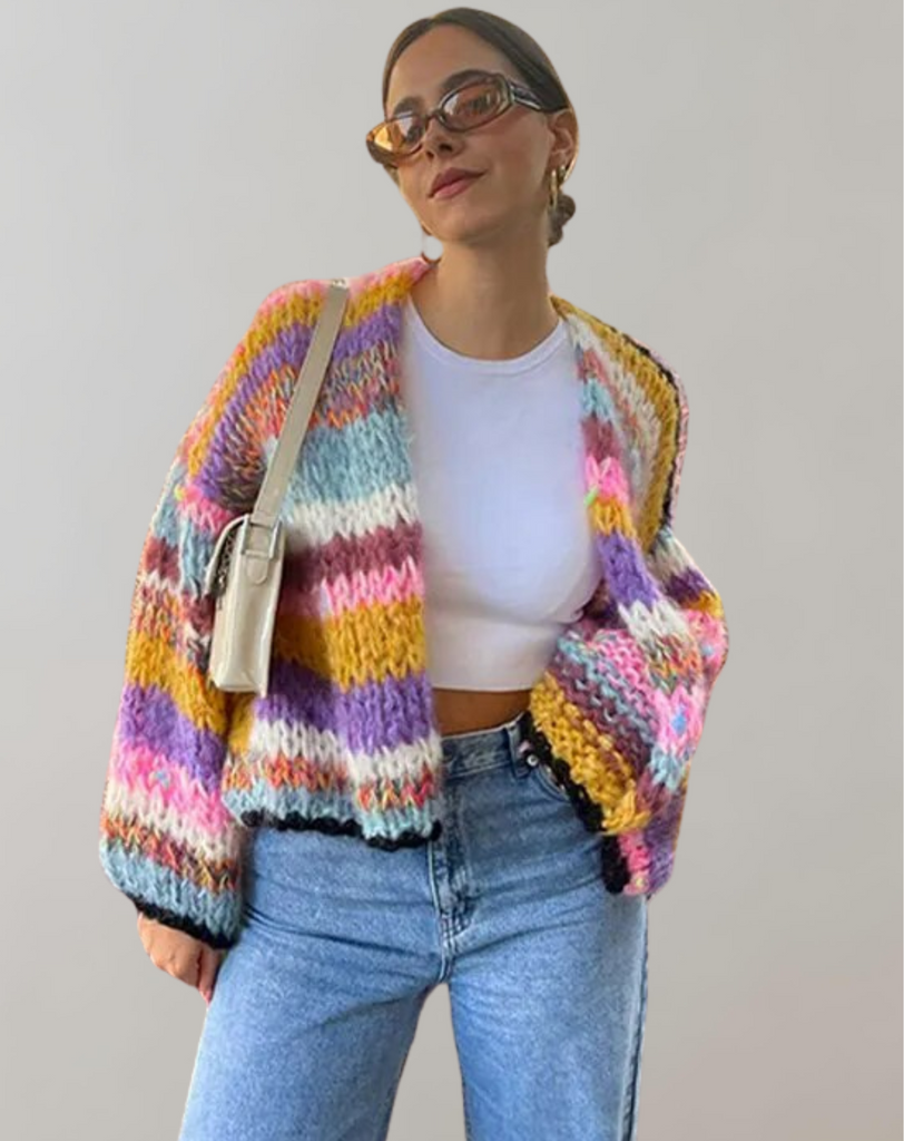 Übergroße und bunte Strickjacke