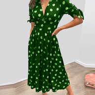 Kleid mit tiefem V-Ausschnitt und Polka Dots