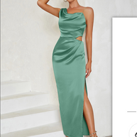 Asymmetrisches, figurbetontes Maxikleid mit hohem Schlitz | Grün