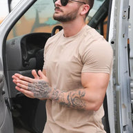 Essential T-Shirt mit tiefem Schnitt