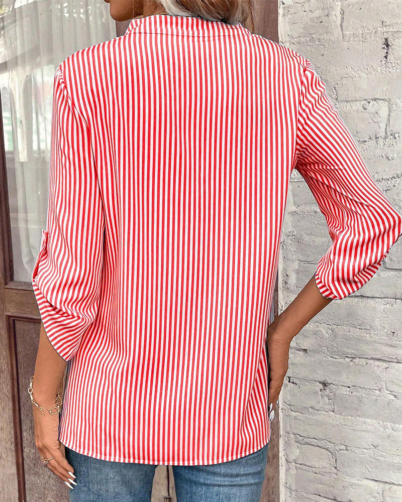 WW | gestreiftes Shirt mit V-Ausschnitt und Brusttasche