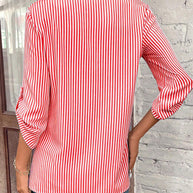 WW | gestreiftes Shirt mit V-Ausschnitt und Brusttasche