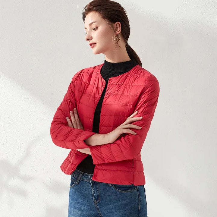 W&W Mode | Leichte, kragenlose und figurbetonte Steppjacke für Frauen
