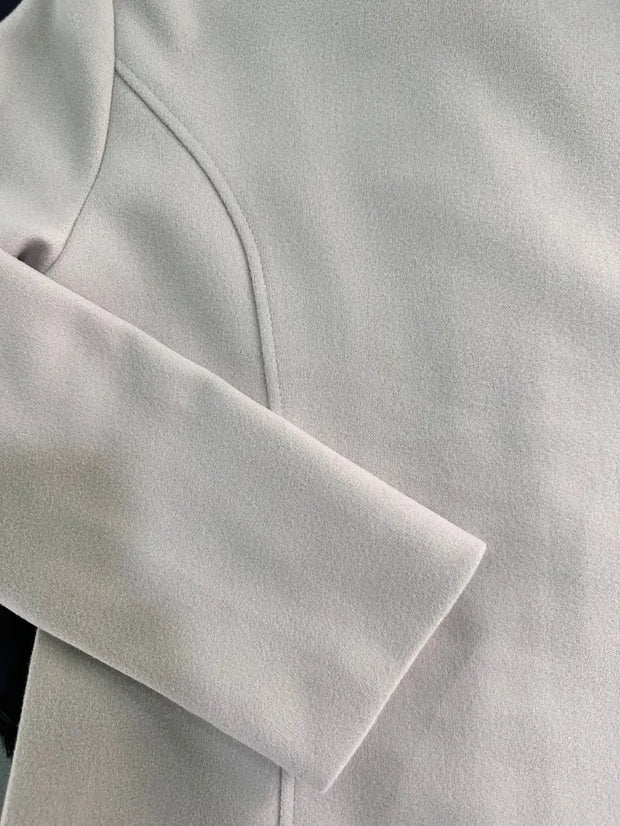 – Langer zweireihiger Mantel