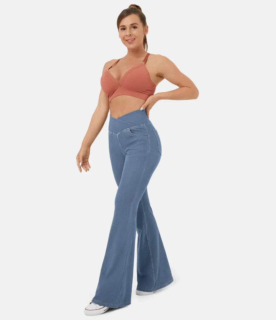Stilvolle Frau trägt atmungsaktive High-Waist-Jeans