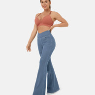 Stilvolle Frau trägt atmungsaktive High-Waist-Jeans