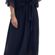 Grünes kleid mit V-Ausschnitt