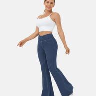 Lässige Frau in hoch taillierten, atmungsaktiven Jeans