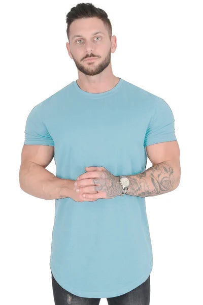 Ein Mann trägt ein himmelblaues Drop-Cut-T-Shirt