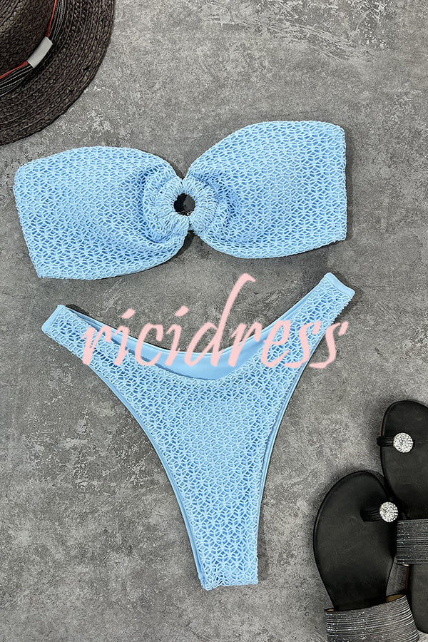 Figurbetonter Bandeau-Bikini mit Ringausschnitt