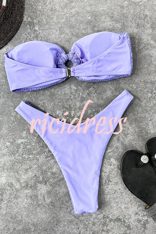 Figurbetonter Bandeau-Bikini mit Ringausschnitt