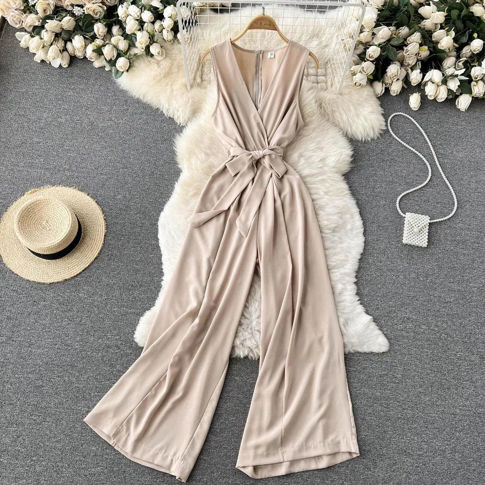 WW | Ärmelloser Jumpsuit mit V-Ausschnitt