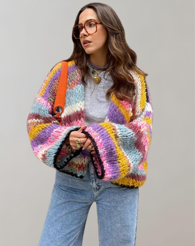 Übergroße und bunte Strickjacke