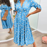 Kleid mit tiefem V-Ausschnitt und Polka Dots