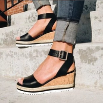 Sandalen mit Schnallen-Keilabsatz