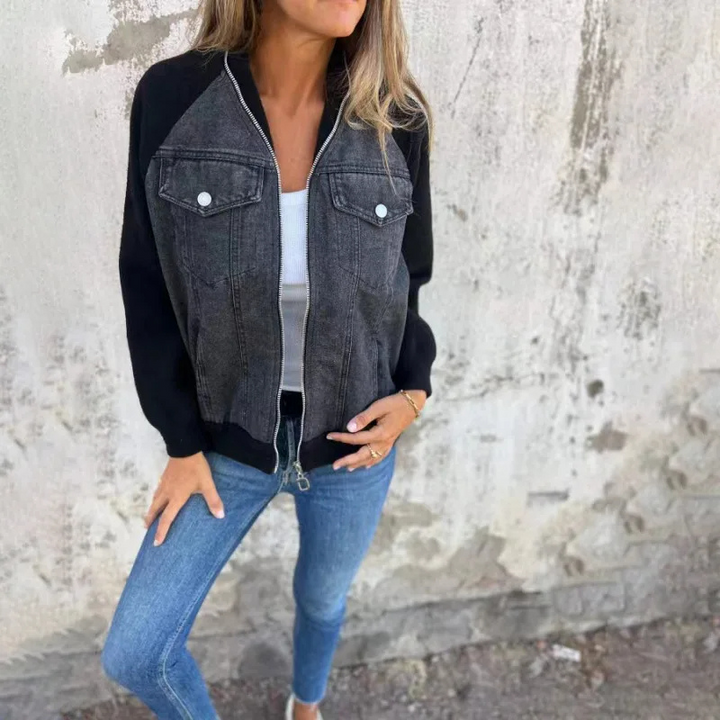 im Denim-Look mit Taschendetails und bequemer Passform