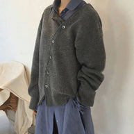 Frau trägt einen stylischen Pullover in Grün und hat eine Hand in der Tasche
