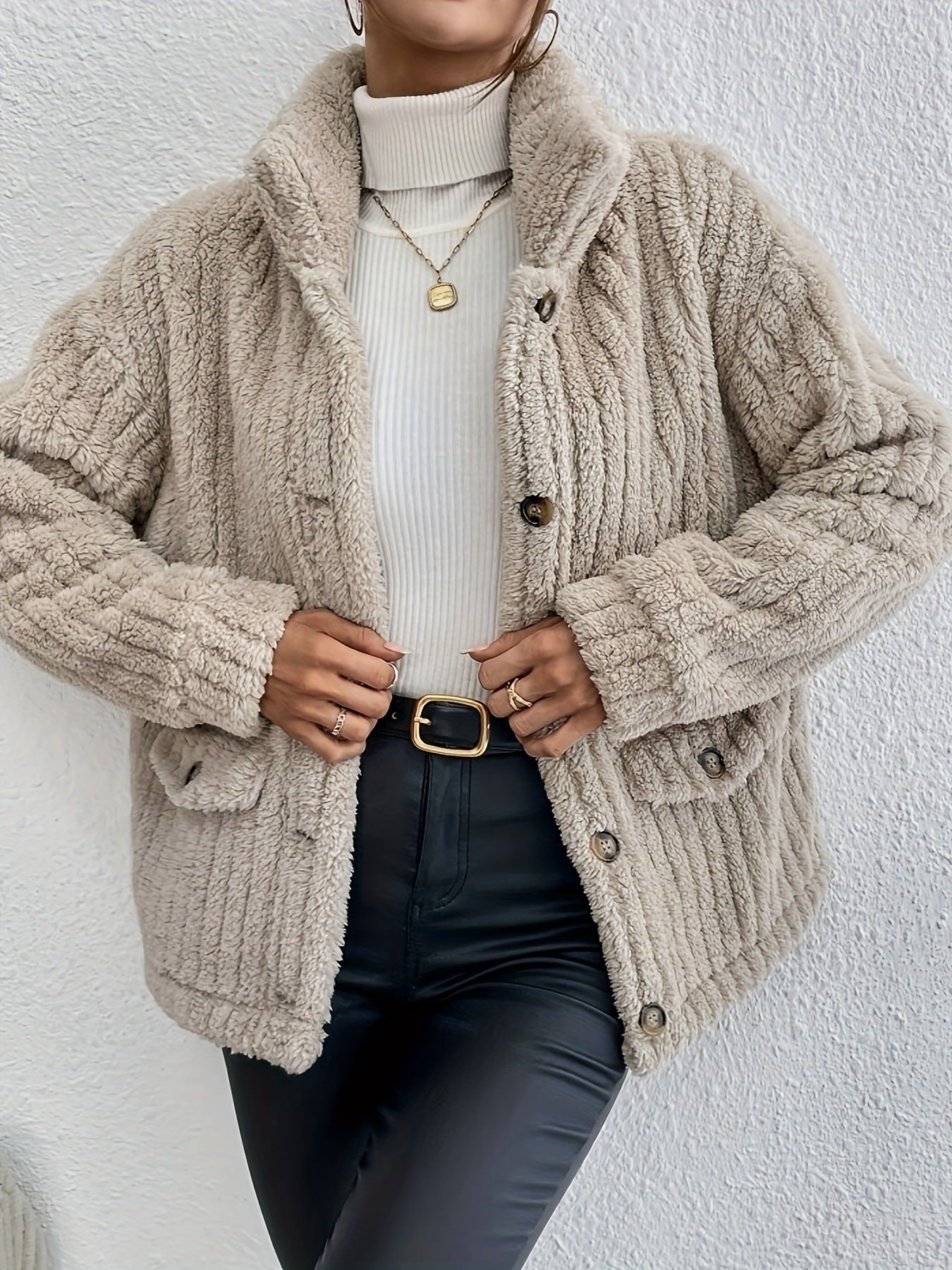 Doppelseitige Strickjacke mit Samtknöpfen