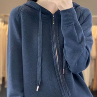 – Gestrickte Strickjacke mit Kapuze