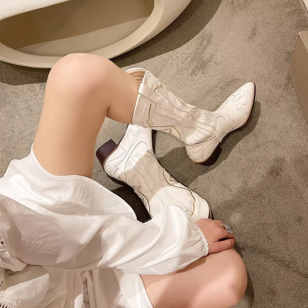 – Bestickte Lederstiefel mit halbhoher Schafthöhe