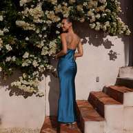 WW | Zeitlose Satin Damenkleid Mit Offenem Rücken Elegantes Design