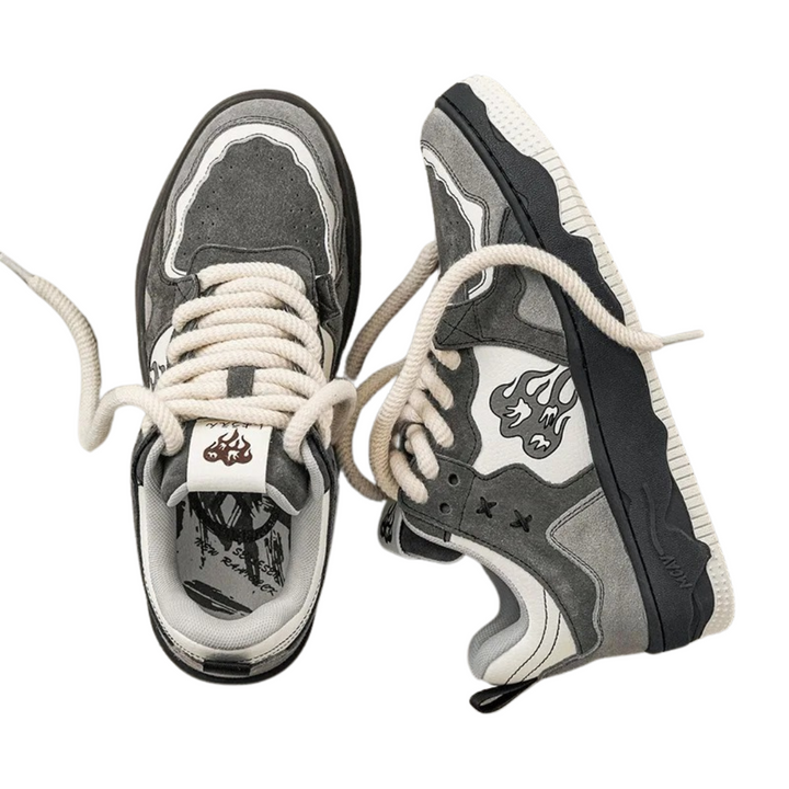 Sportliche Sneaker mit flachem Schaft und Gummisohle