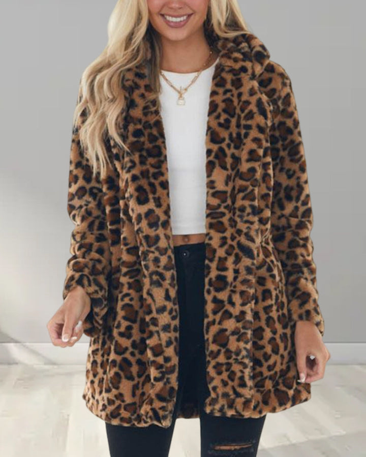 WildElegance: Plüschjacke mit Leopardenmuster