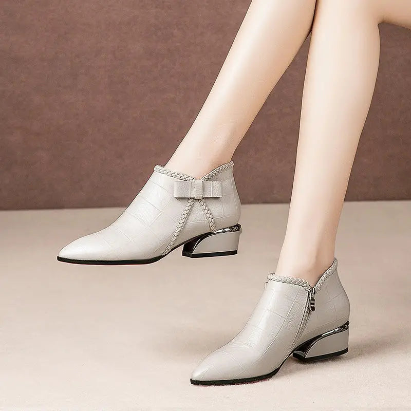 WW | Kurze Stiefel mit Reißverschluss und Schleife