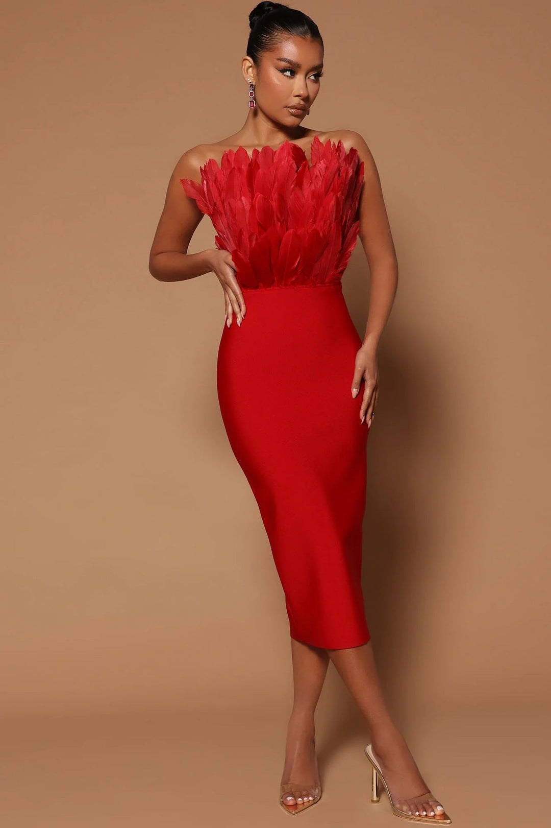 W&W Mode Damenkleid mit Taillenbetonung und Federverzierung