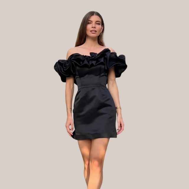 W&W Mode | Schulterfreies Cocktailkleid mit Rüschendetail
