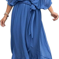 Grünes kleid mit V-Ausschnitt