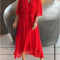 Grünes kleid mit V-Ausschnitt
