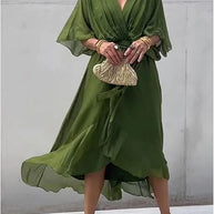 Grünes kleid mit V-Ausschnitt