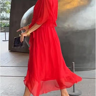 Grünes kleid mit V-Ausschnitt