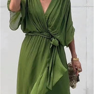 Grünes kleid mit V-Ausschnitt