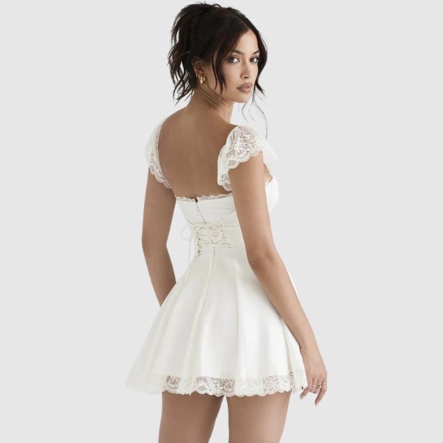 Damenkleid mit quadratischem Ausschnitt und Spitzenbesatz