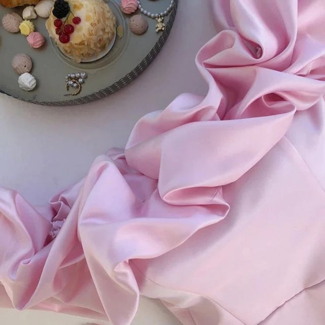 WW | Schulterfreies Cocktailkleid mit Rüschendetail