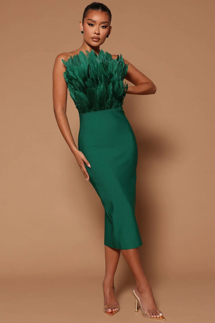 W&W Mode Damenkleid mit Taillenbetonung und Federverzierung