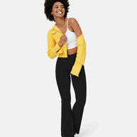 Lässige Frau in hoch taillierten, atmungsaktiven Jeans