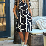 Kurzarm-midikleid mit reverslinien-print