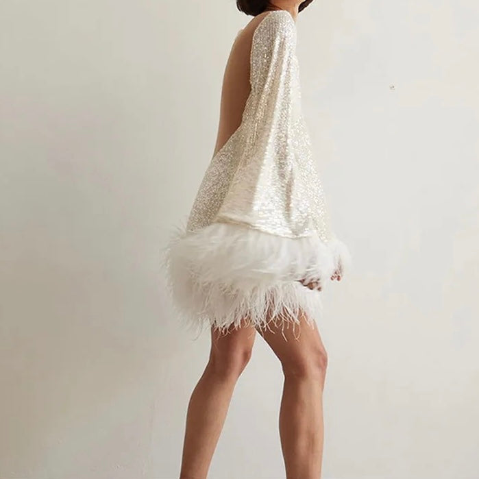 W&W Mode | Glamouröses Paillettenkleid mit Feder-Saum-Detail