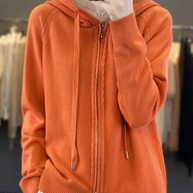 – Gestrickte Strickjacke mit Kapuze